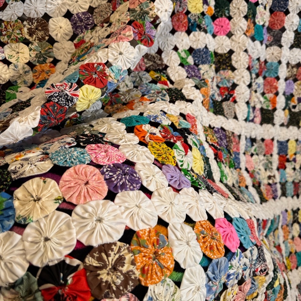 Vintage yo-yo quilt - Picture 8 of 12